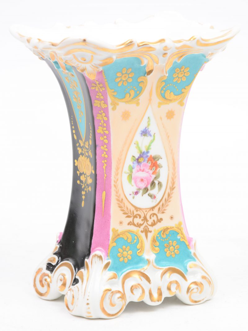 Een hoornvaasje van Parijs’ porselein met een handgeschilderd meerkleurig en verguld decor.