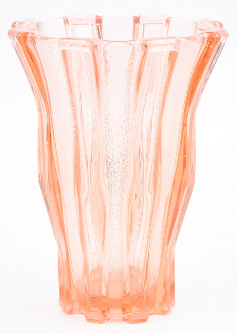 Een vaas in oud-roze gegoten glas. Kleine onopvallende schilfer aan de basis.