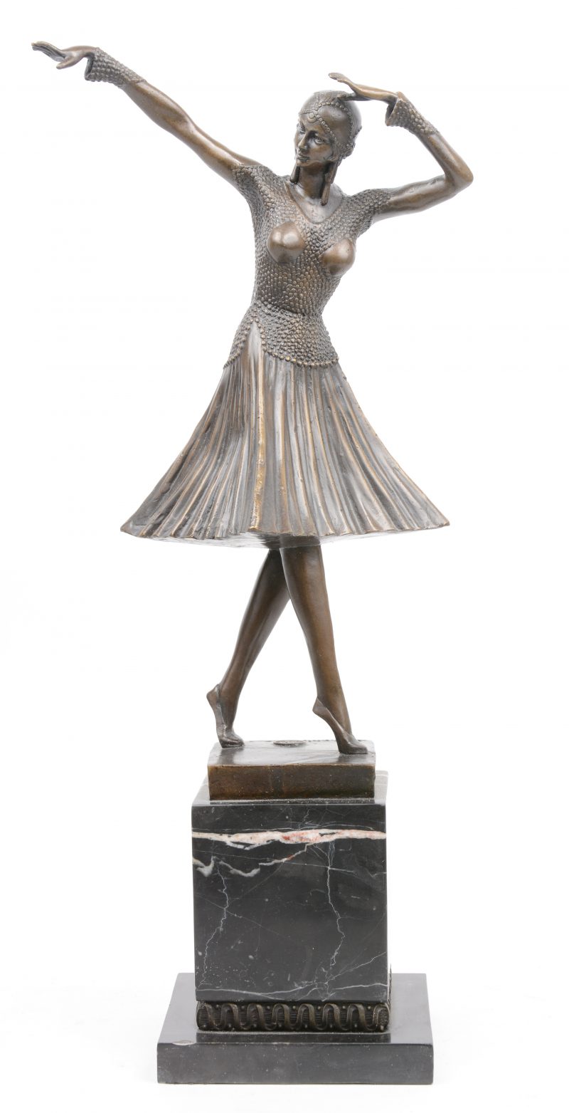 ‘Danseres”. Een bronzen beeld op zwart marmeren sokkel. Postume geut naar een werk van Demeter Chiparus.