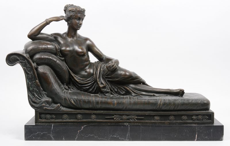“Venus Victrix” (Pauline Bonaparte). Een bronzen groep naar het werk van Antonio Canova. Op zwart marmeren sokkel.