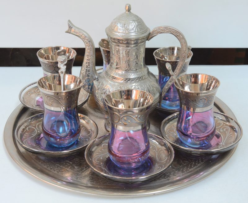Een Turks theesetje met verzilverd theepotje en zes glaasjes met ondertasje.