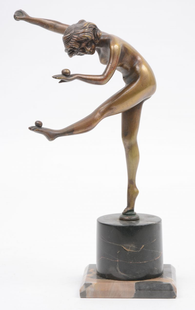 “Acrobate”. Een bronzen beeldje op zwart marmeren sokkel.
