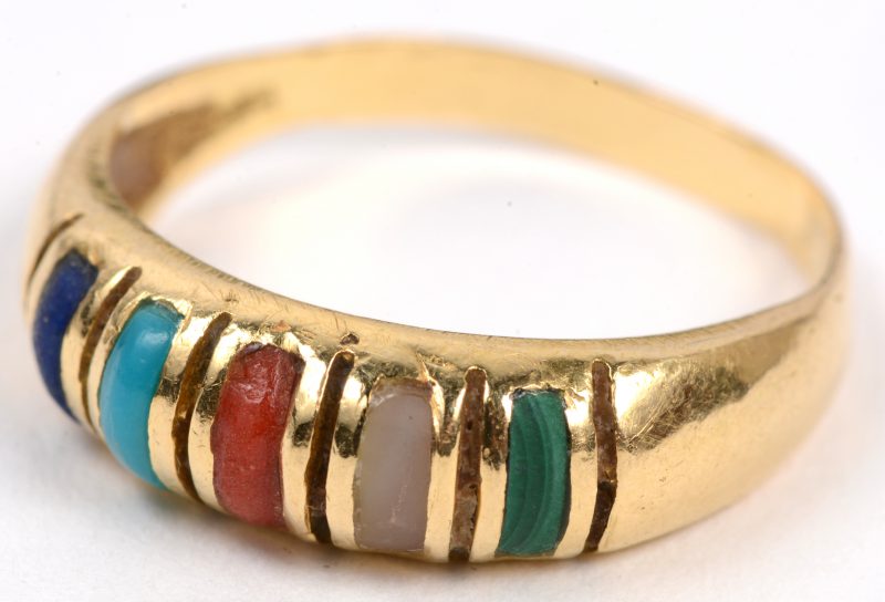 Een 18 karaats geel gouden ring bezet met half edelstenen.