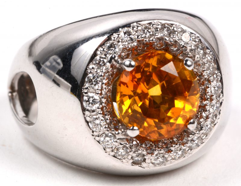 Een 18 karaats wit gouden ring bezet met briljanten met een gezamenlijk gewicht van +- 0,60 ct. en een centrale citrine van +- 3 ct.