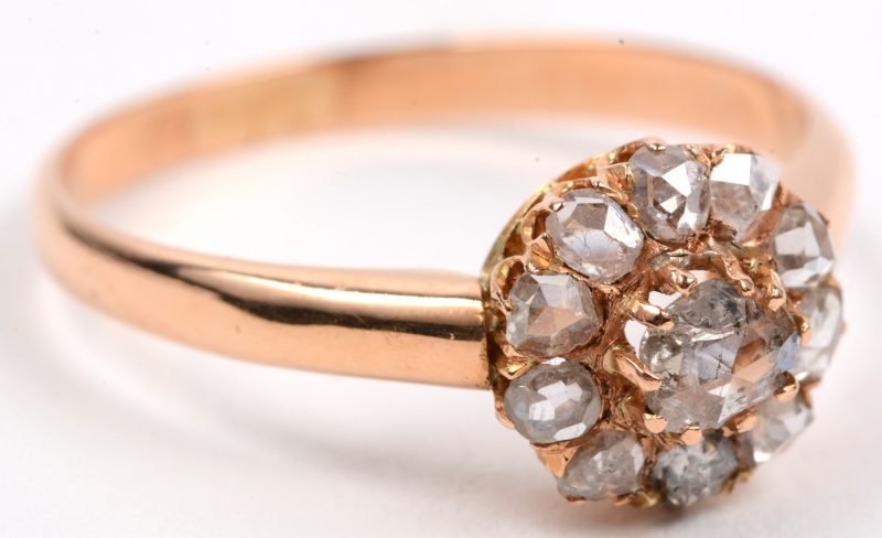 Een 18 karaats geel gouden ring bezet met diamanten oude slijp met een gezamenlijk gewicht van +- 0,80 ct.
