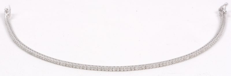 Een 18 karaats wit gouden armband bezet met briljanten met een gezamenlijk gewicht van +- 1,04 ct.