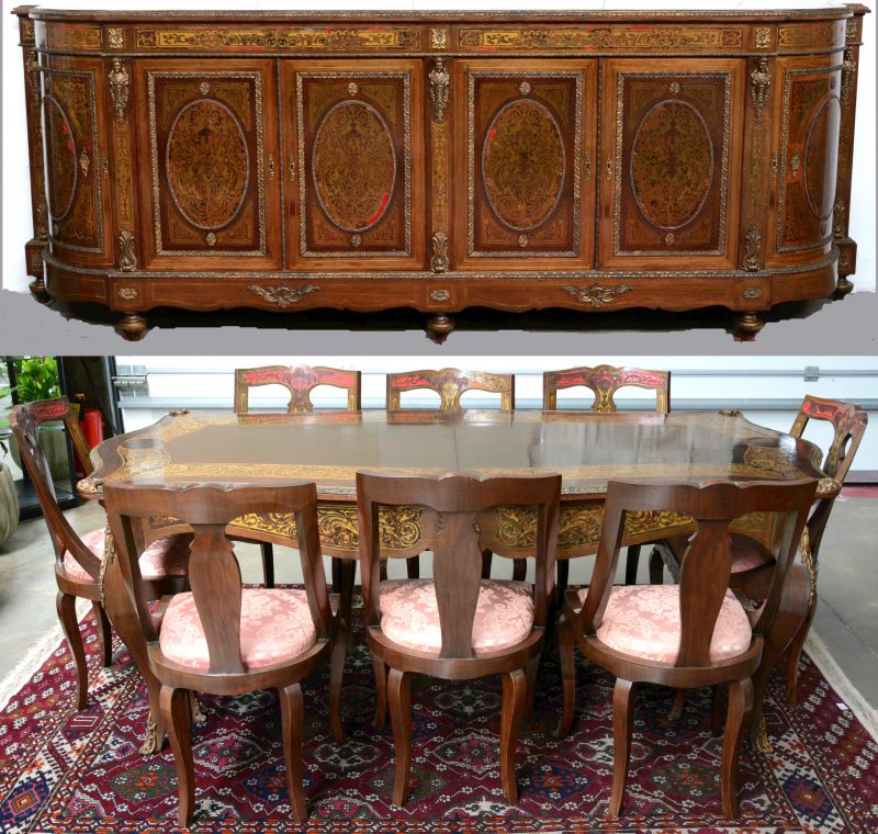 Een breed buffet met verlengbare tafel en acht stoelen in barokke stijl in de geest van Boulle, versierd met bronsbeslag, messingen inlegwerk en schildpad. Omstreeks 1900. Inlegwerk hier en daar te restaureren.