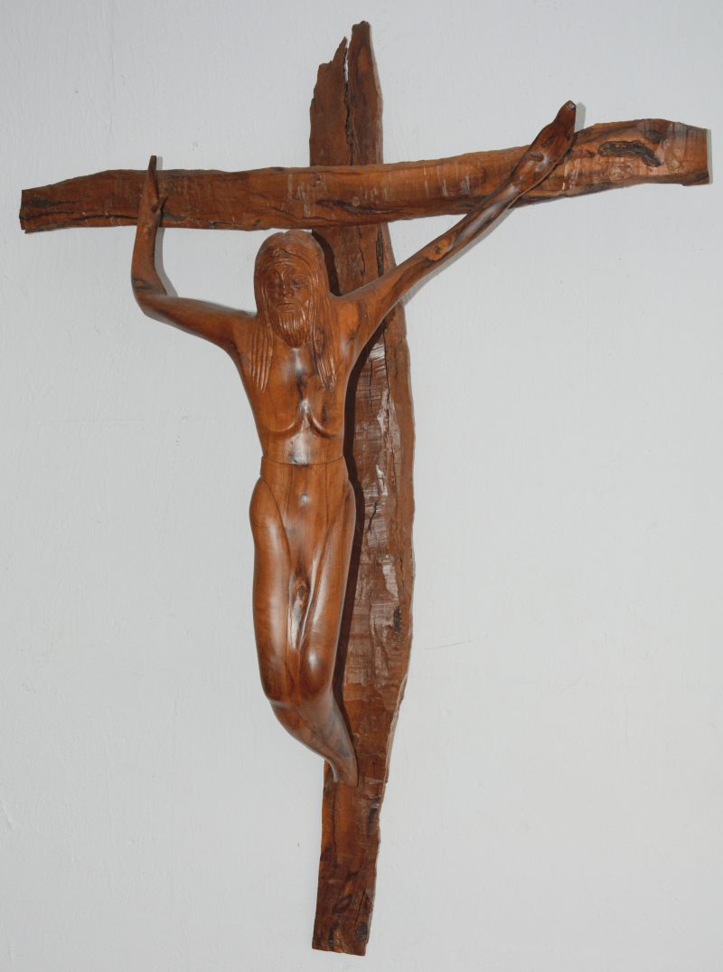 Een gesculpteerde Christus van olijfhout. Gesigneerd en gedateerd 1970.
