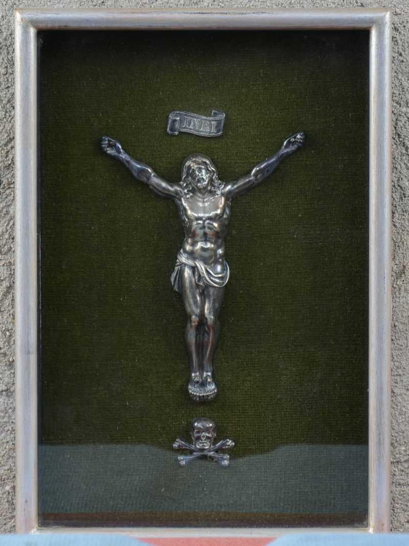 Een zilveren Christus met INRI en schedel.
