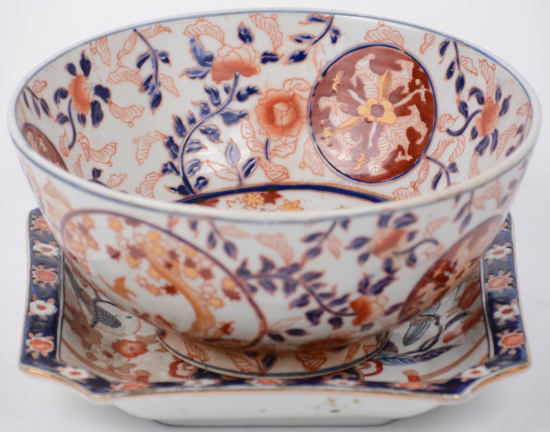 Porseleinen schotel en bowl van porselein met Imari decor.