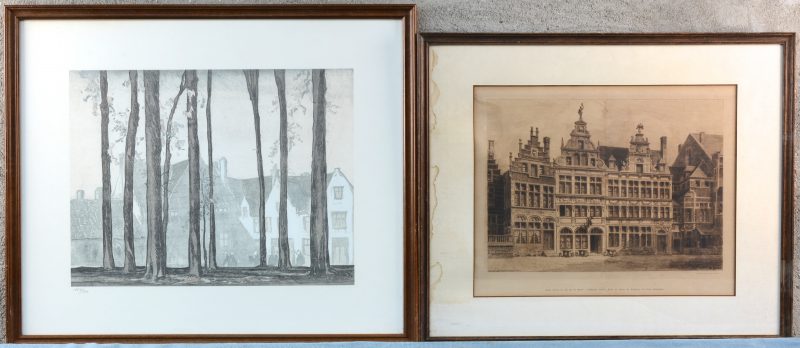 Twee gravures:- Een litho met een begijnhof, genummerd 151/500.- Een ets met zicht op de Grote Markt te Antwerpen naar G. Garen.