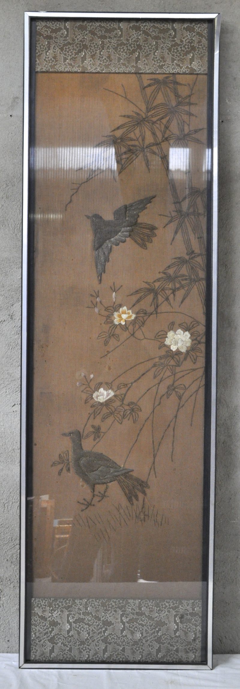 Langwerpig Chinees borduurwerk met vogels en planten. Ingelijst.