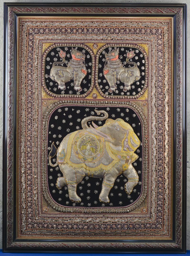 Een Indisch doek met zijde met een voorstelling van een olifant en fabeldieren.