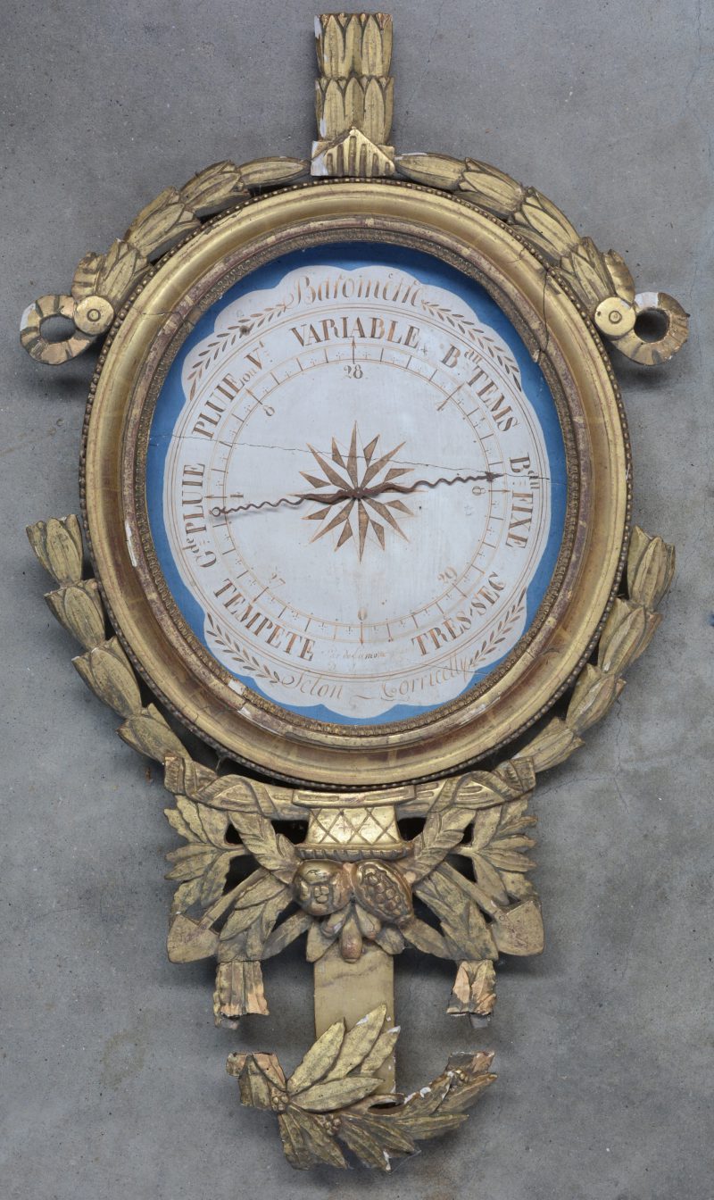 Een laat XVIIIe eeuwse barometer in vergulde Lodewijk XVI-lijst. Beschadigingen en manco’s.