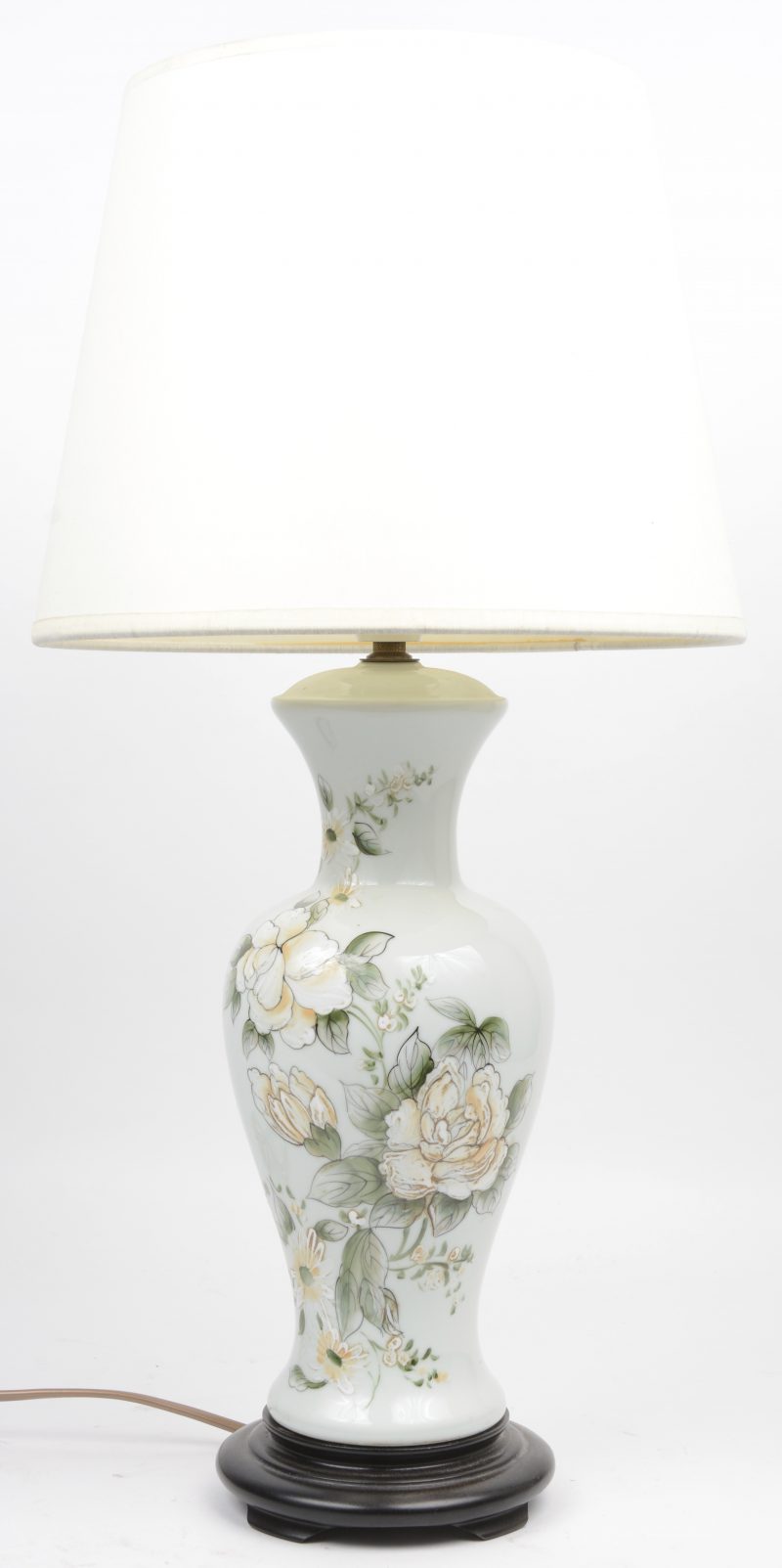 Een balustervormige porseleinen lampenvoet met een handgeschilderd decor van rozen.