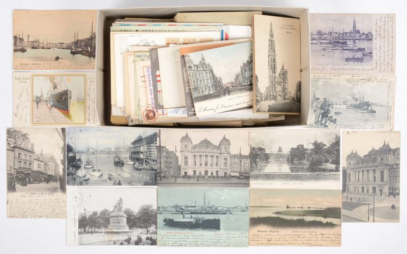 Een lot losse prentkaarten, postkaarten en gefrankeerde enveloppen. Einde XIXde, begin XXste eeuw. Daaronder een aantal kaarten van Antwerpen en publicitaire kaarten van de Red Star Line, tussen 1900 en 1907.