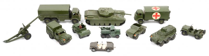 Een lot schaalmodellen van militaire voertuigen. Dinky Toys & Corgi Toys