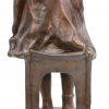 Een bronzen beeldje van een klein meisje op een stoel. Achteraan toegeschreven aan Auguste Moreau, maar naar een werk van Juan Clara.