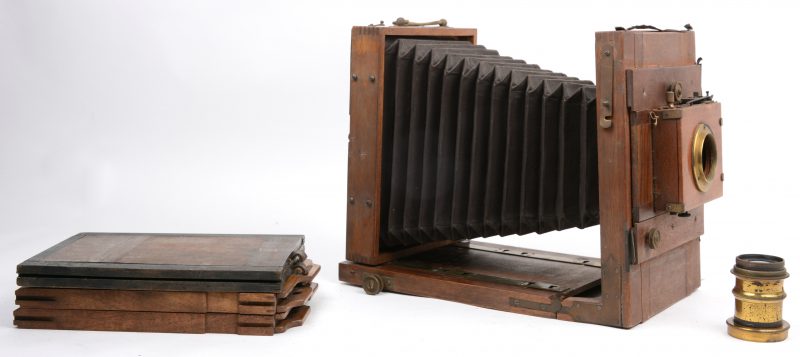 Oude fotocamera van hout en messing. Met lens en drie platenhouders. Goede staat, in linnen tas. XIXde eeuw.