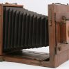 Oude fotocamera van hout en messing. Met lens en drie platenhouders. Goede staat, in linnen tas. XIXde eeuw.