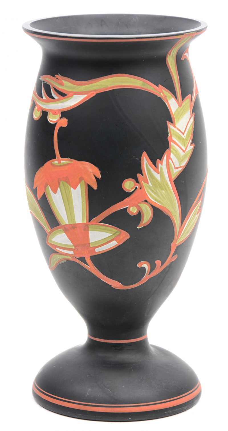 Een art nouveau vaas van plateel versierd met guirlandes op zwarte achtergrond.