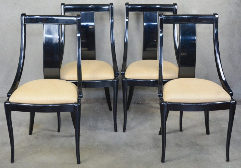 Een serie van vier stoelen in zwarte hoogglanslak. Regeny inspiratie.