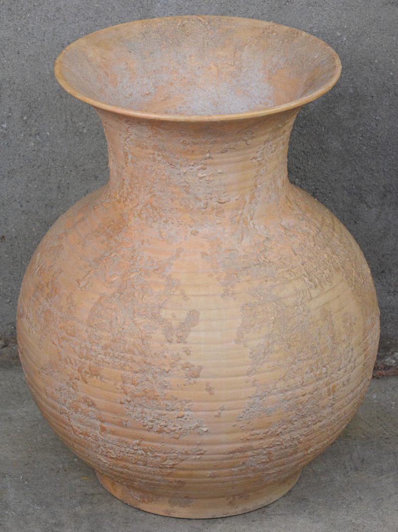 Een grote terracotta vaas in nabootsing van een pièce de fouille.