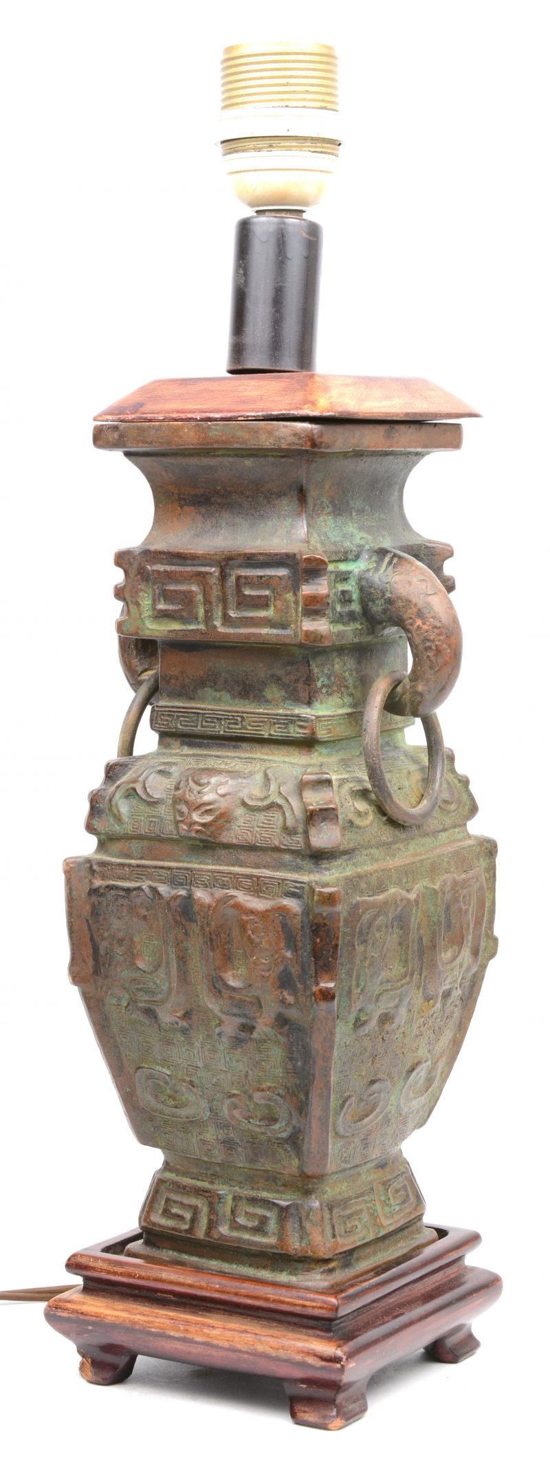 Een Chinese bronzen siervaas met handvatten in de vorm van vogelkoppen met ringen. Gemonteerd als lampvoet.