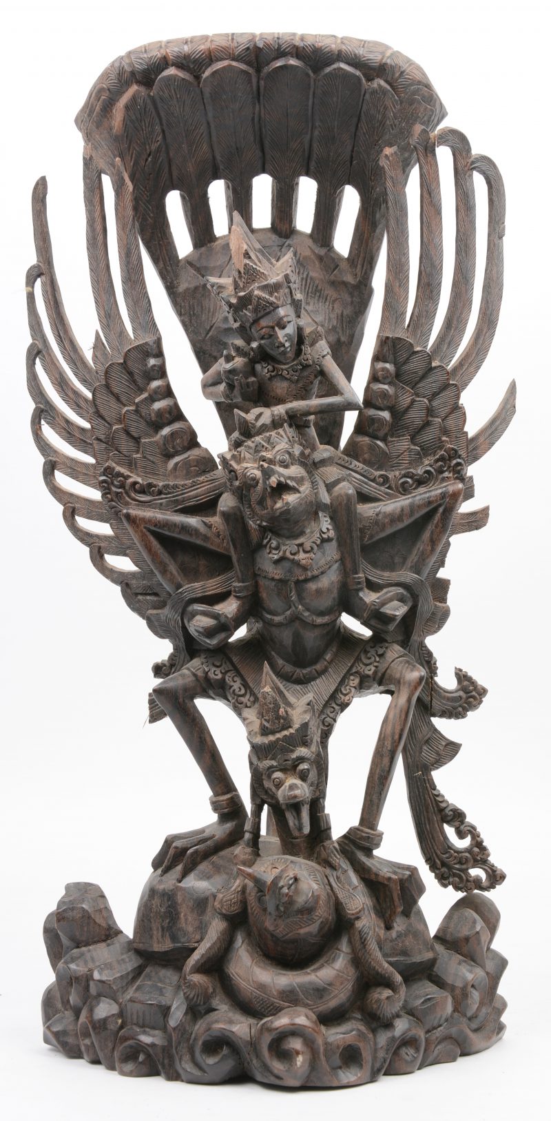 Een Garudabeeld van gesculpteerd hout.