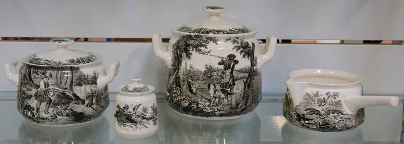 Vier verschillende potten, waarbij drie met deksel, versierd met jachtdecor ‘Artemis’. Onderaan gemerkt.