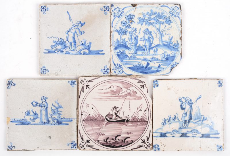 Vijf diverse Delftse tegels, versierd met personages. Blauw en wit, behalve één mangaankleurig versierd met een visser in een sloep. XVIIIde eeuw, diverse letsels.