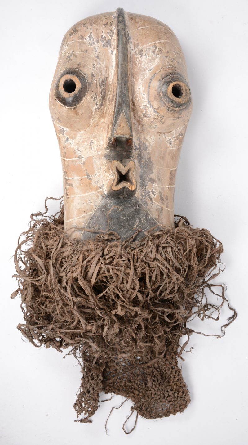 Een witgepatineerd Afrikaans houten Kifwebemasker. Songye, D. R. Congo.