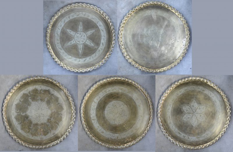 Een lot van vijf ronde Arabische sierschotels van messing met verschillende gegraveerde decors.
