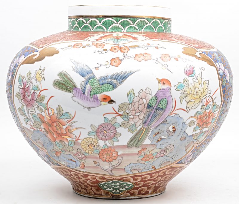 Een vaas van Chinees porselein met een meerkleurig en verguld decor van vogels en bloemen. Onderaan gemerkt.