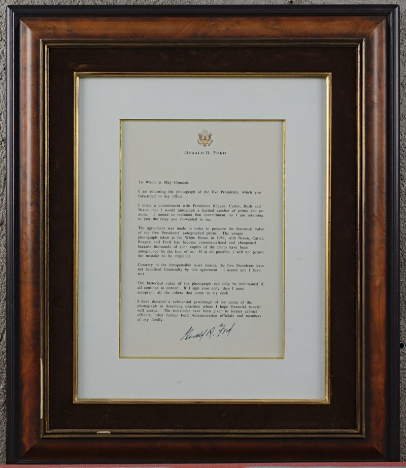 Een ingekaderde brief, gesigneerd door voormalig Amerikaans president Gerald Ford.