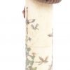 Een Japanse brievenkoker van ivoor met een gegraveerd en gepolychromeerd decor van boeiende planten en insecten en bovenaan getooid met een fijn gesculpteerde houten pad met ivoren oogjes. Onderaan gesigneerd.  Tweede helft XIXe eeuw.