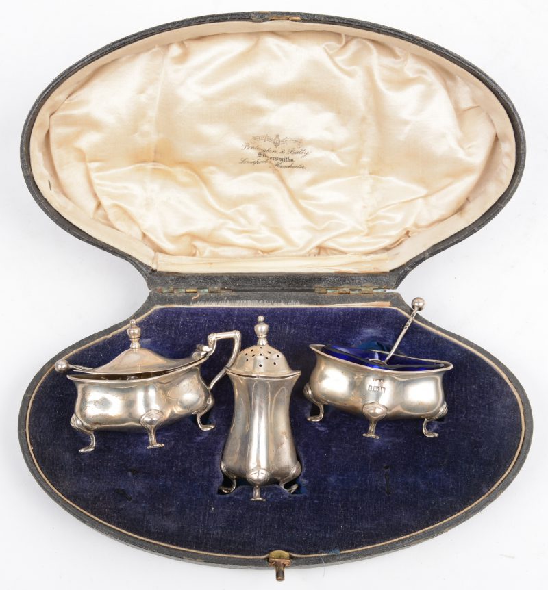 Een driedelig, peper-, zout en mosterdstelletje. Sterling Zilver, Engelse keuren. XIXe eeuw. In etui.