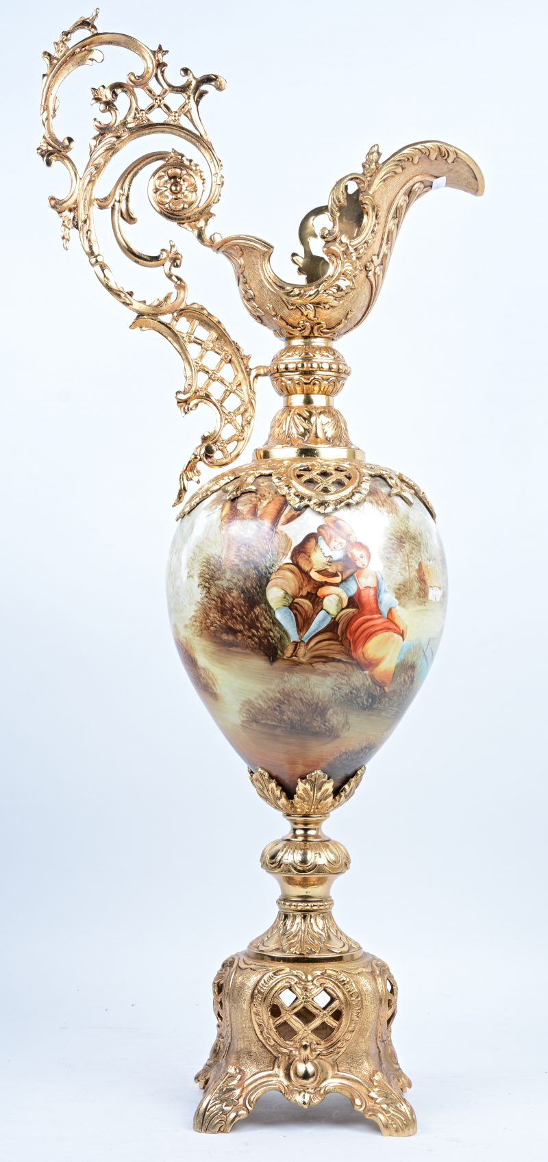 Een sierkruik van verguld koper en aardewerk met handgeschilderd romantisch decor.