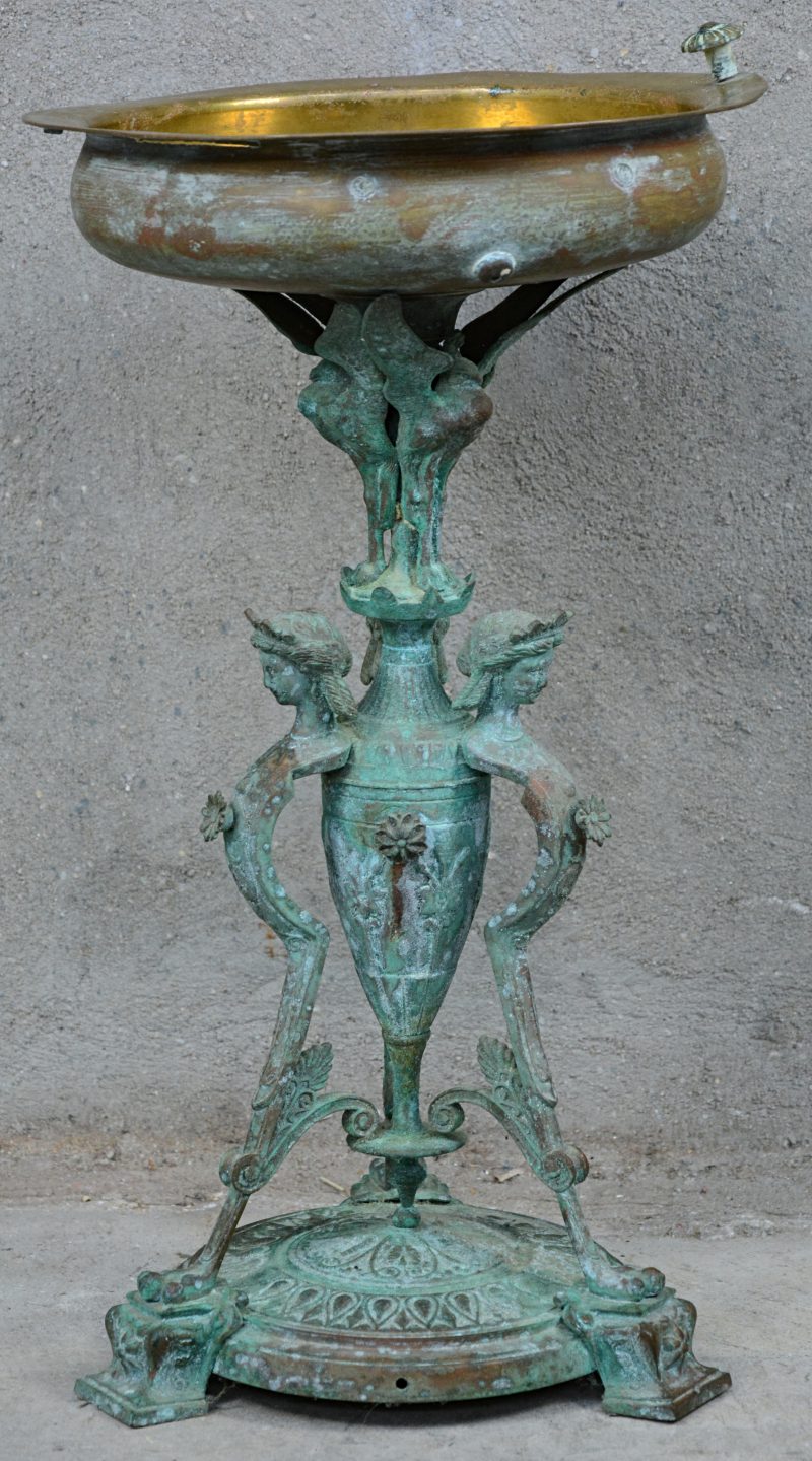 Een bronzen tafelstuk in Retour d’Egyptestijl met bovenaan een geelkoperen schaal.