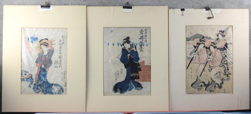 Drie Japanse houtsneden in kleuren. Voorstelling van geisha’s. Einde XIXde eeuw. Enkele vlekken.