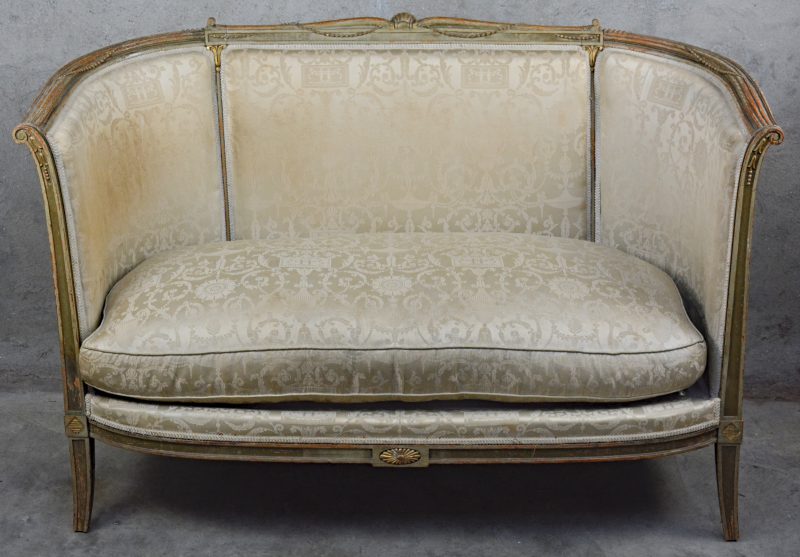 Een tweepersoons Lodewijk XVI canapé van gebeeldhouwd notenhout. Oorspronkelijke zijden bekleding.