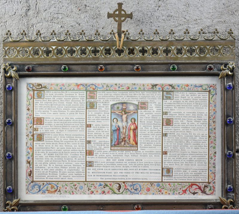 “Gloria in excelsis Deo...”. Een gebedstekst in een gotische messingen lijst versierd met gekleurde glazen parels. D.d. 1900.