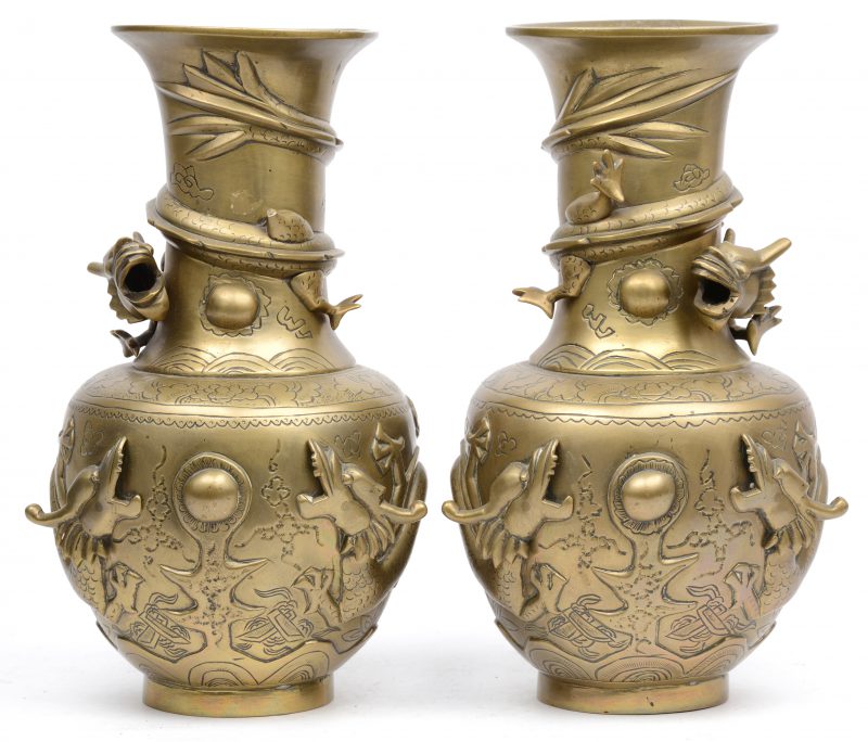 Een paar Chinese bronzen vaasjes, versierd met draken. Onderaan gemerkt.