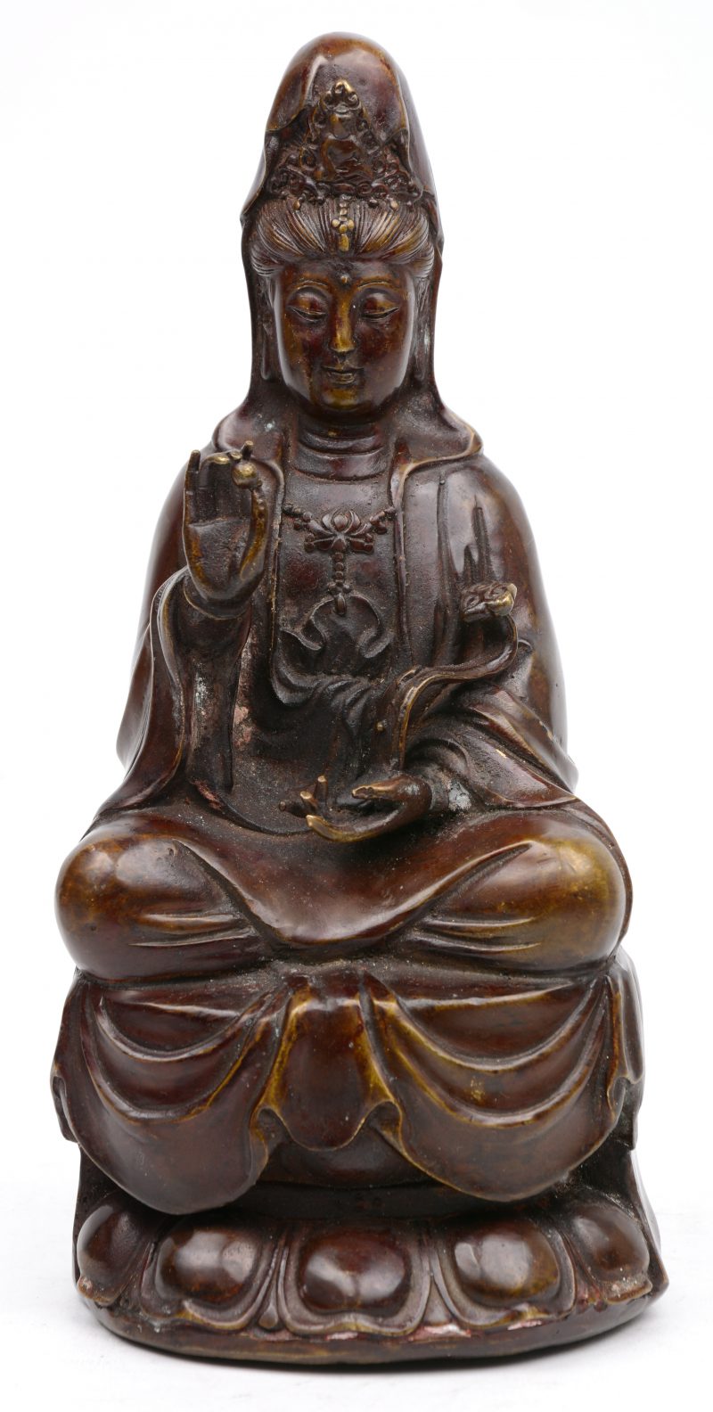 Een met brons beklede Boeddha met ruyi. Onderaan gemerkt.