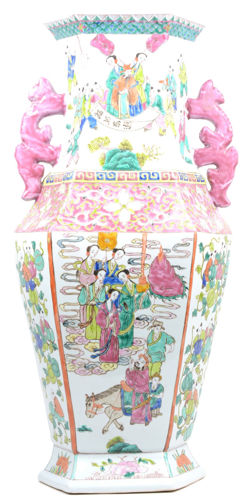 Een zeshoekige vaas van Chinees porselein met meerkleurig decor. Onderaan gemerkt. Barst aan een handvat.