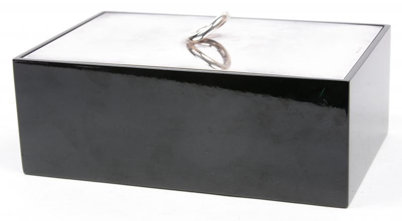 Een zwartgekakt houten doos met verzilverd metalen deksel.