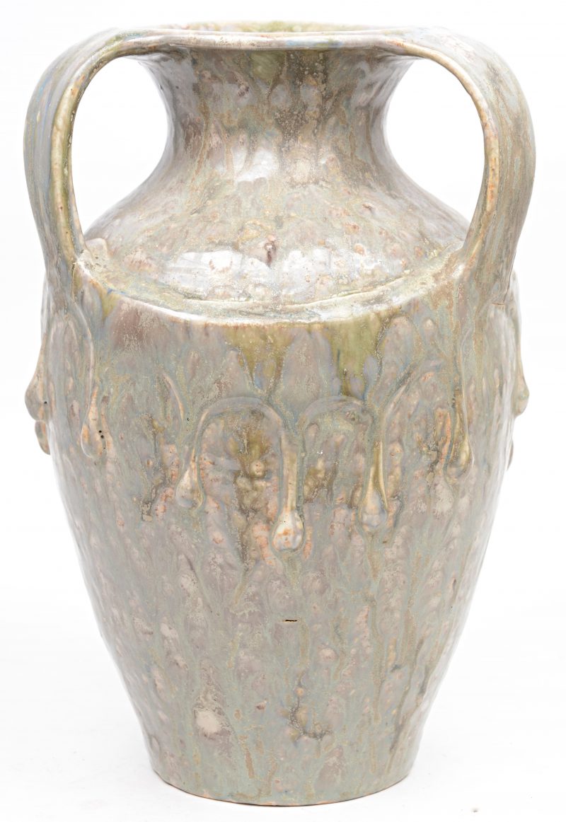 Een vaas van meerkleurig geglazuurd aardewerk met drie oren en een druppelmotief in reliëf.
