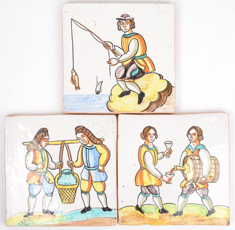 Een lot van drie tegels van Spaans aardewerk met meerkleurige decors van personages.