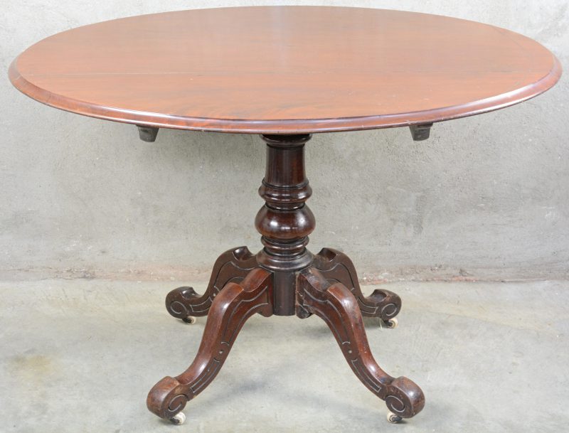Een ovale Engelse tafel met kantelbaar blad.