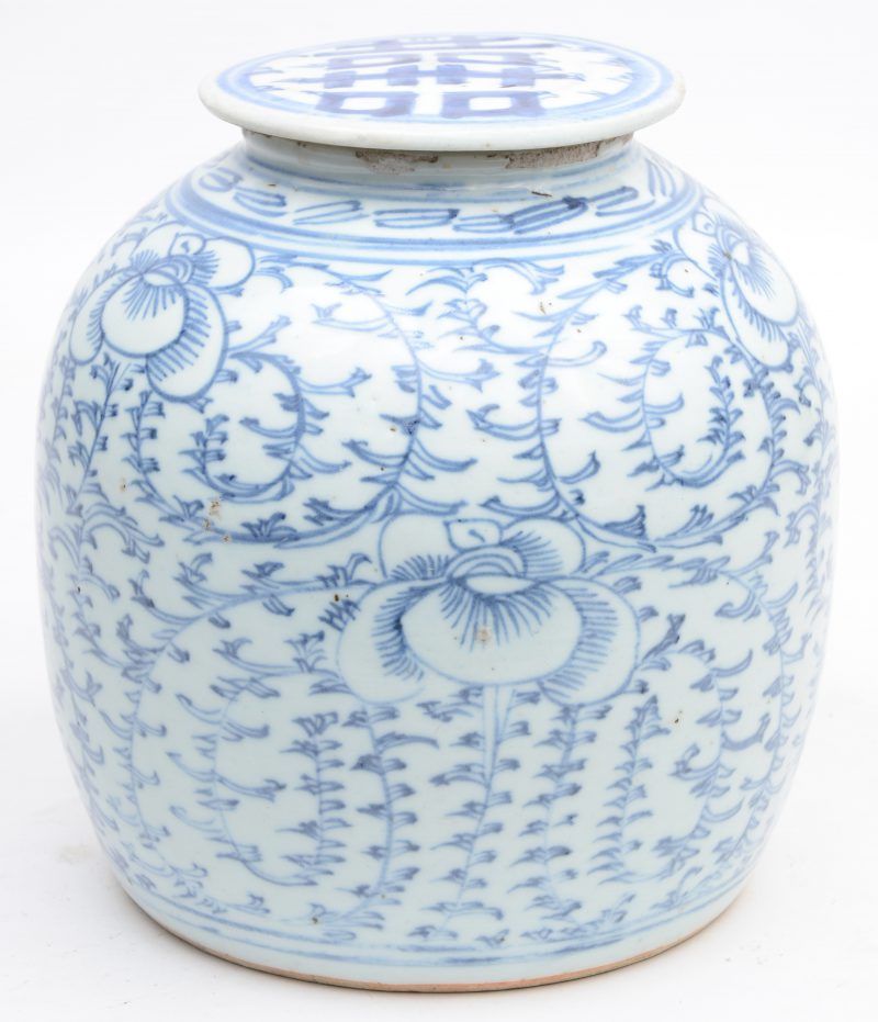 Een gemberpot van Chinees porselein met blauw en wit vegetaal decor en met langlevensteken op het deksel.